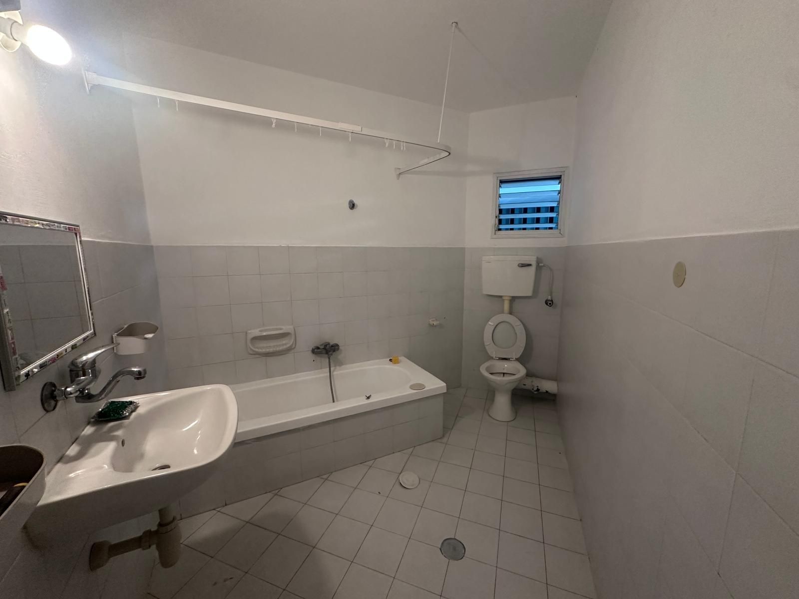 4-комнатная квартира в центре Герцлии с парковкой и балконом