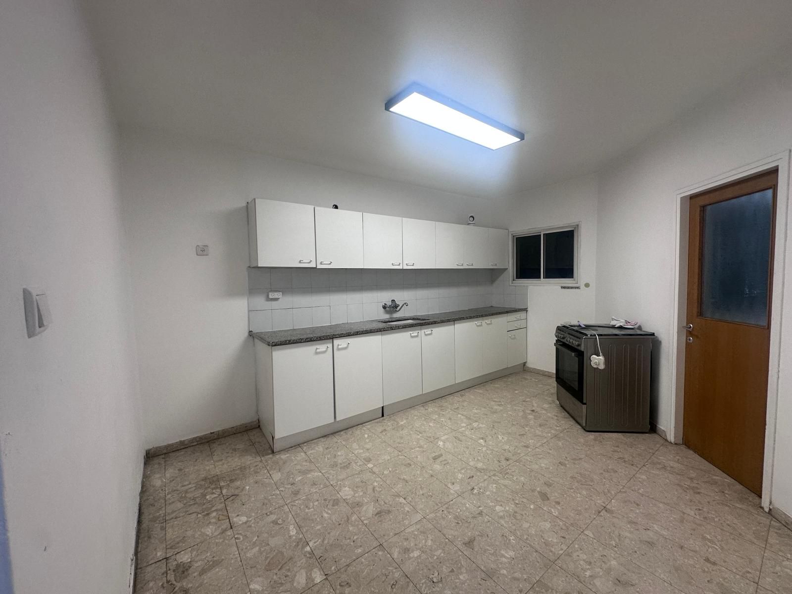 4-room apartment for rent in Herzliya center (parking, balcony)